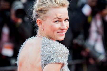 Glitzer und Federn bei Naomi Watts