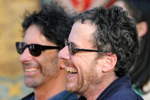 Joel (l.) und Ethan Coen haben diesmal in Cannes das Sagen