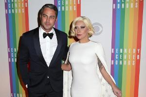 Begnügt sich Lady Gaga bei ihrer Hochzeit mit Taylor Kinney mit einem schlichten weißen Kleid?
