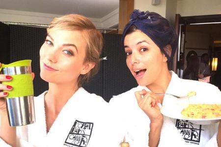 Karlie Kloss (l.) und Eva Longoria gönnen sich ein Frühstück im Bademantel