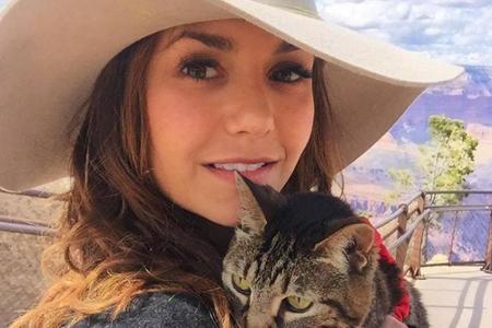 Nina Dobrev mit ihrer Katze im Schlepptau