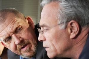 Im "Tatort: Der Fall Reinhardt" bekommen es die Kommissare Ballauf (re.) und Schenk mit Brandanschlägen zu tun