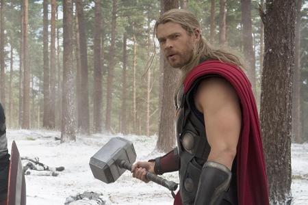 Thor (Chris Hemsworth) und die übrigen Avengers haben es mit einem schier übermächtigen Gegner zu tun