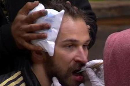 Pionier Hans wird von Diellza notversorgt