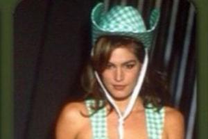 Cindy Crawford zeigte sich bei der Paris Fashion Week schon in den verrücktesten Outfits