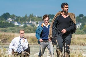 "Kommissar Dupin" alias Pasquale Aleardi (re.) und seine Mitarbeiter durchkämmen die Salinen nach einer vermissten Journalistin