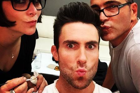 So ähnlich dürfte wohl Adam Levines Blick ausgesehen haben, als er einen Fan mit dem Mikrofon traf