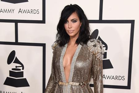 Kim Kardashian auf dem roten Teppich der Grammy Awards 2015