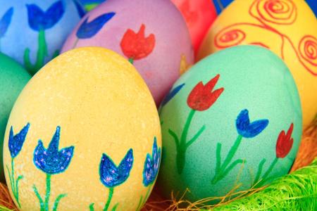 Die Eier können nach dem Färben nach Herzenslust verziert werden