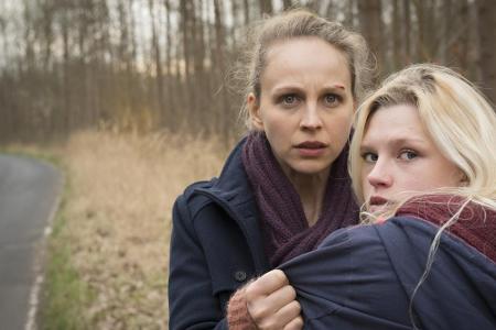 Helen (Petra Schmidt-Schaller, l.) beobachtet Nicole Hohlbein (Sinje Irslinger) an der Unfallstelle. 
