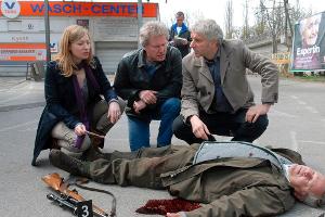 Die Kommissare Batic (Miroslav Nemec, Mitte) und Leitmayr (Udo Wachtveitl) treffen am Tatort auf die Fahnderin Peschke (Antj...