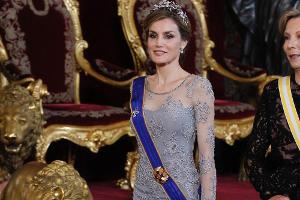 Königin Letizia in ihrem Outfit für feierliche Anlässe
