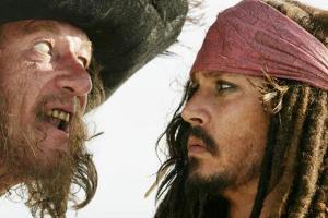 Eine Szene aus "Fluch der Karibik - Am Ende der Welt": Captain Barbossa (Geoffrey Rush, l.) und der chaotische Captain Jack ...