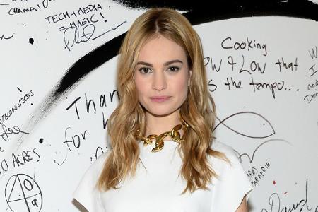 Lily James in einem klassisch-eleganten Einteiler