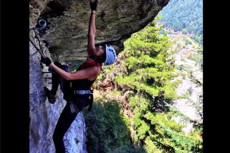 Nina Dobrev traut sich hoch hinaus