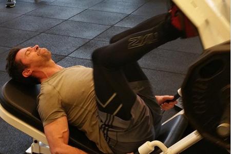 Für einen gestählten Körper stemmt Hugh Jackman Gewichte
