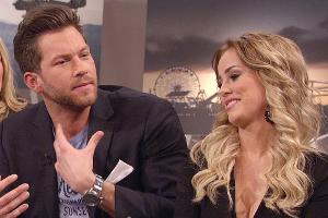 Ein Mann, die Erklärungsnot und der Spott: Oliver Sanne und Liz Kaeber (re.) beim "Bachelor-Wiedersehen"