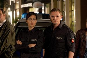 Das neue Ermittler-Dreamteam aus Leer, Ostfriesland: Die Polizisten Jens Jensen (Florian Lukas) und Süher Özlügül (Sophie Dal)