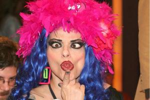 Nina Hagen kann mindestens genauso gut Grimassen schneiden wie singen