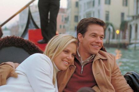 Charlie Croker (Mark Wahlberg), Stella (Charlize Theron) in 