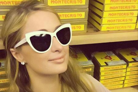Paris Hilton scheint ein großer Zigarren-Fan zu sein: Hier posiert sie vor dutzenden Schachteln von 