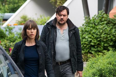 Die Kommissare Bukow (C. Hübner, r.) und König (A. Sarnau) kämpfen jeder mit seiner Einsamkeit