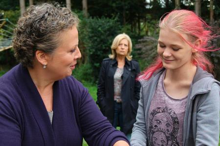 Mutter und vermeintliche Tochter sind glücklich, die Kommissarin Inga Lürsen (Sabine Postel) nicht: Silke Althoff (Gabriela ...