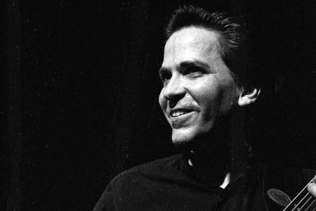 Mike Porcaro bei einem Toto-Konzert 1995