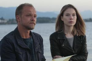Micha Oberländer (Matthias Koeberlin) und seine Kollegin Hannah Zeiler (Nora von Waldstätten) stehen in "Die Toten vom Boden...