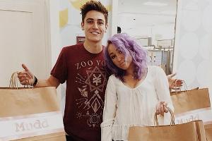 Glücklich mit dem neuen Look? Noah Cyrus mit lilafarbenen Haaren