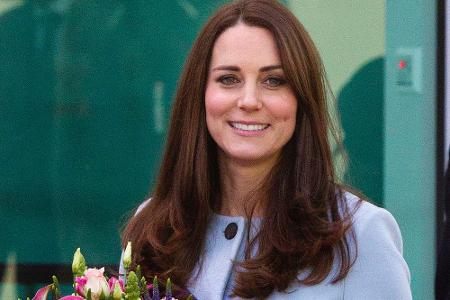 Kate präsentiert stolz ihren Babybauch bei der Eröffnung der Kensington Aldridge Academy in London im Januar 2015
