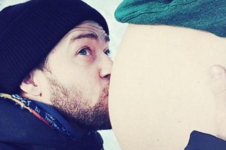 Justin Timberlake küsst liebevoll den Babybauch seiner Frau Jessica Biel