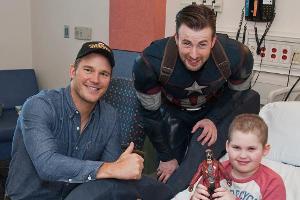 Chris Pratt und Chris Evans zu Besuch im Seattle Children's Hospital