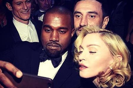 Kanye West und Madonna posierten bei einer Veranstaltung in New York für ein Selfie