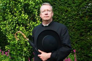 Father Brown geht bei seinen Ermittlungen dem Tod eines Sektenmitglieds nach