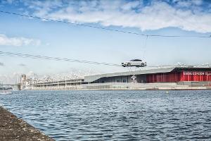 James Bond könnte es nicht besser: Stuntman Jim Dowdall auf seinem Weg über die Themse