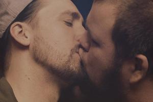 Antilopen-Gang-Rapper Danger Dan (l.) und Feine-Sahne-Fischfilet-Sänger Monchi kommen zur Sache