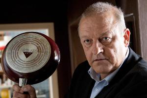 Wilsberg (Leonard Lansink) ist für alle Eventualitäten gerüstet. Einbrecher stellt er auch gerne mal mit einer Bratpfanne.