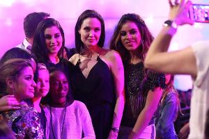 Angelina Jolie (Mitte) und ihre beiden Töchter Shiloh und Zahara (unten links) beim Posieren mit den Mädels der Girl-Group F...