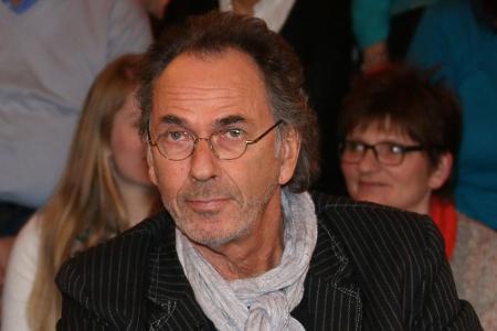 Hugo Egon Balder füllt seine Talk-Gäste ab