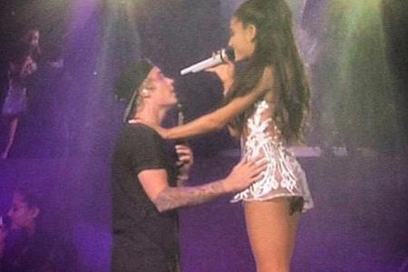 Justin Bieber überraschte Ariana Grande bei einem ihrer Auftritte