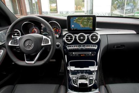 Das Cockpit verströmt Sportlichkeit durch und durch