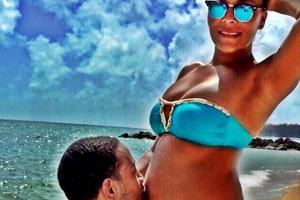 Ludacris küsst den Babybauch seiner Frau Eudoxie.