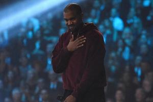 Hand aufs Herz: Kanye West bei den Grammys Anfang Februar