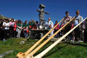 Bergandacht mit Chören und Alphornbläsern bei "Feuer&Stimme"