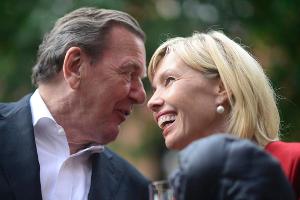 Ein Bild aus besseren Zeiten: Gerhard und Doris Schröder-Köpf 2012 beim Sommerfest der SPD in Hannover