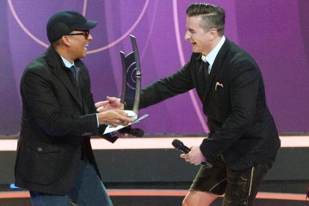 Ein Österreicher gewinnt in Deutschland: Andreas Gabalier (re.) erhält seinen Echo von Xavier Naidoo