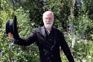 Terry Pratchett auf einer Blumenmesse im Jahr 2011