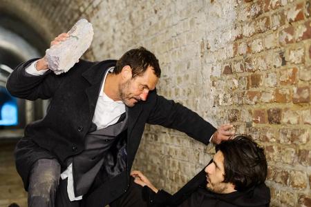 Richard (Silvan-Pierre Leirich, l.) und Maximilian (Francisco Medina) geraten in 