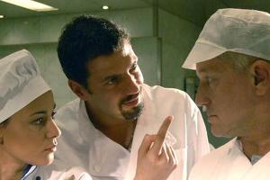 "Tatort"-Kommissar Ivo Batic (r.) tritt im Restaurant "La Belle Vigne" eine Stelle als Aushilfe an